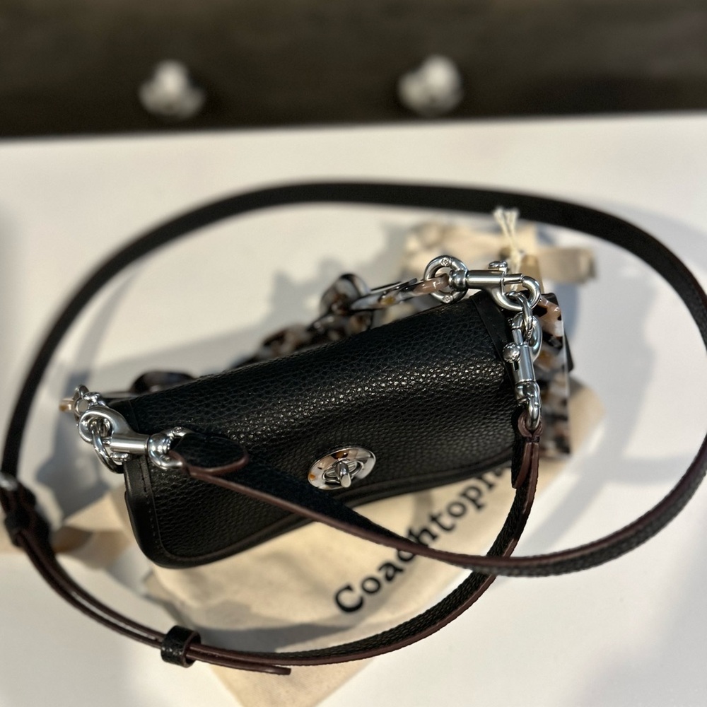 Coach Coachtopia Mini Wavy Dinky Bag with Crossbody Strap in Black Leather.
NWT - Picture 11 of 13